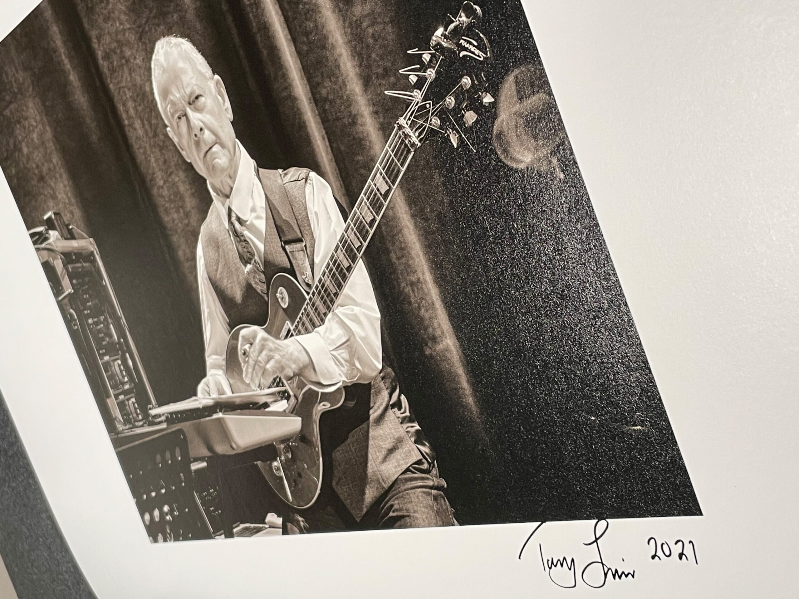 King Crimson : "Robert Fripp, Krakow 2018" - Large inkjet proof on heavy-weight paper signed by Tony Levin - Image 2